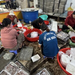 nhân viên An Hòa tất bật tại xưởng